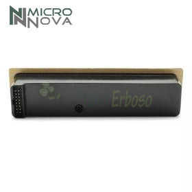 Pantalla de tres teclas con protección negra para estufa de pellets sobre mesa de madera