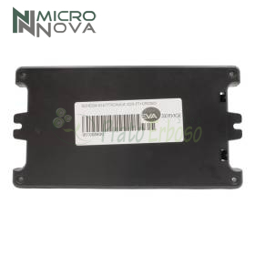 Placa base de estufa de pellets con conectores verdes y componentes electrónicos sobre banco de trabajo