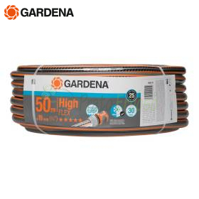 Manguera de jardín Gardena HighFLEX 19 mm enrollada sobre césped con grifo y flores al fondo