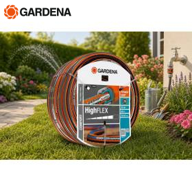 Manguera de jardín Gardena HighFLEX 19 mm enrollada sobre césped con grifo y flores al fondo