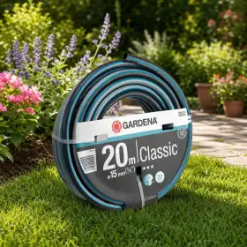 Tubo da giardino Gardena Classic 20 m diametro 15 mm arrotolato sul prato