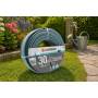 Tuba kopshti Gardena Classic 30 m, diametër 13 mm, e mbështjellë në bar pranë luleve
