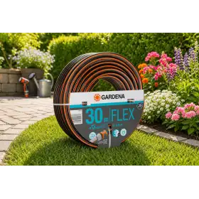 Tubo da giardino Gardena Flex 30 m diametro 13 mm arrotolato su prato con fiori sullo sfondo