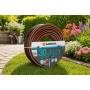 Tubo da giardino Gardena Flex 30 m diametro 13 mm arrotolato su prato con fiori sullo sfondo