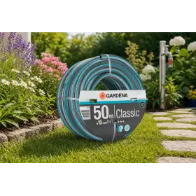 Tubo da giardino Gardena Classic 50 m diametro 15 mm avvolto sul prato in giardino
