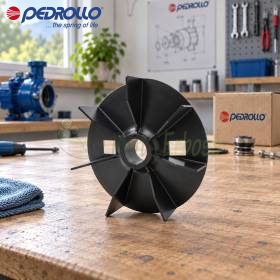 Schwarzer Lüfter FAN-90R für elektrische Pumpe mit 24 mm Welle auf Werkbank