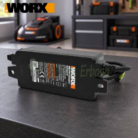 WA3744 28V Netzteil von WORX auf Werkbank im Werkstattumfeld