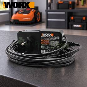 Worx WA3766 20V Netzteil mit Stecker und aufgewickeltem Kabel auf Werkbank