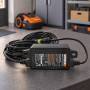 Alimentation Worx WA3755.1 20 V avec câble de 10 m sur établi de garage