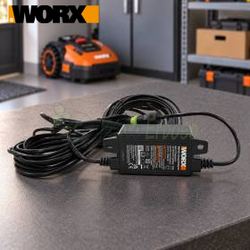 WORX WA3755.1 10m 20V Netzteil mit langem Kabel auf Werkbank im Gartenhaus