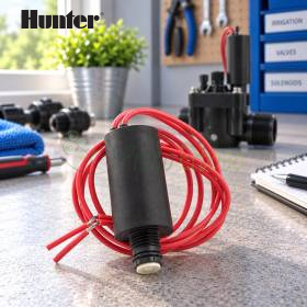 Solénoïde 24 V noir avec fils rouges pour vanne d’irrigation sur établi