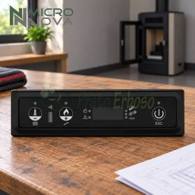 Pantalla de tres teclas con protección negra para estufa de pellets sobre mesa de madera