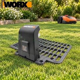 Bază de încărcare Worx mărimea S pentru robot de tuns gazon, montată pe iarbă