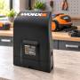 Turn de încărcare WORX WA4002.1 pentru acumulatori, pe banc de lucru în atelier