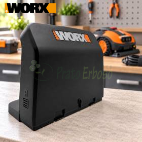Tour de recharge Vision WORX noire sur établi, avec tondeuse robot en arrière-plan