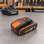 Batteria al litio Worx WA3639 20 V 2 Ah su banco da lavoro con caricatore sullo sfondo