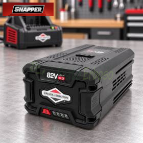 Batteria al litio Briggs & Stratton 82V 4Ah su banco da lavoro con caricatore sullo sfondo