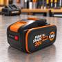 Batteria al litio Worx PowerShare Pro 20V 5Ah su banco da lavoro