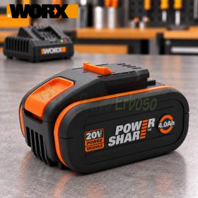 Batterie lithium Worx PowerShare 20 V 4 Ah sur établi, chargeur en arrière-plan