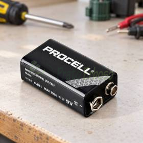PROCELL PC1604 9 V Alkaline-Batterie auf Werkbank mit Werkzeugen