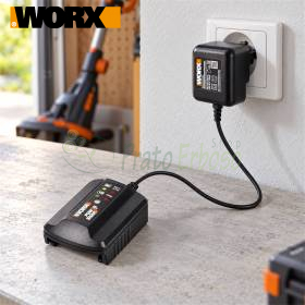 Chargeur de batterie WORX WA3760 20 V branché sur prise, posé sur un établi