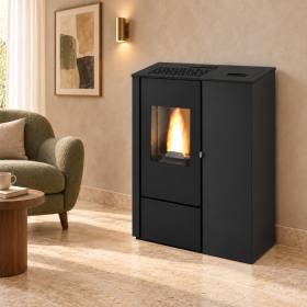 Stufa a pellet Aurora 8 kW nera con fiamma visibile in soggiorno moderno